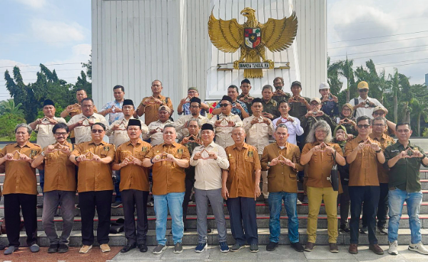 Jajaran pengurus AMKI melakukan ziarah dan tabur bunga di makam BM Diah dan Rosihan Anwardi TMP Kalibata dalam rangka peringatan Hari Pers Nasional ke-40.