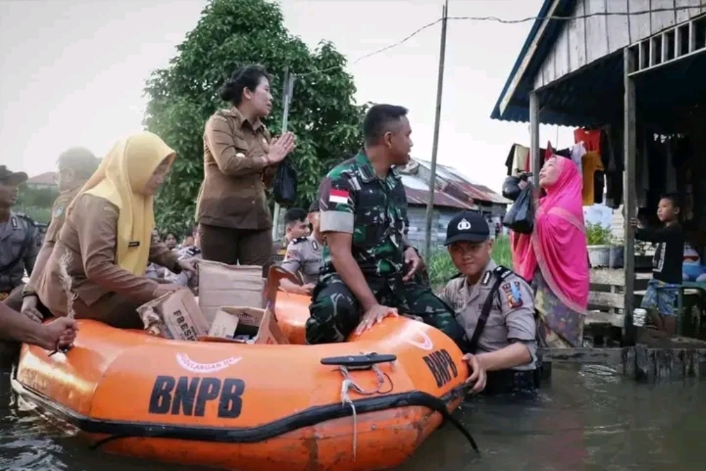 Wali Kota Singkawang Tjhai Chui Mie beserta Dandim 1202 meninjau ke beberapa titik banjir