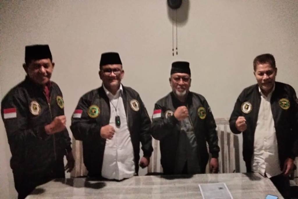 Pengurus Forum Ka'bah Membangun (FKM) usai menyampaikan keterangan terkait acara Deklarasi mendukung  Anies Baswedan sebagai capres pada Pemilu 2024 di Yogyakarta 16 November 2022.
