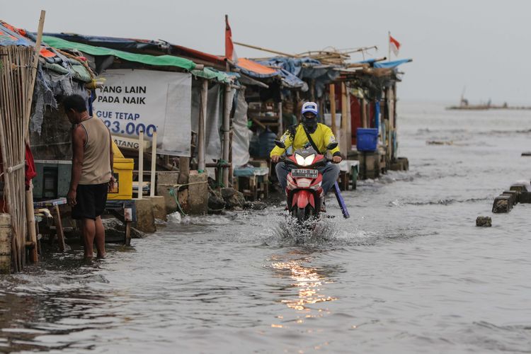 Banjir rob merendam wilayah Kelurahan Marunda dan Pluit