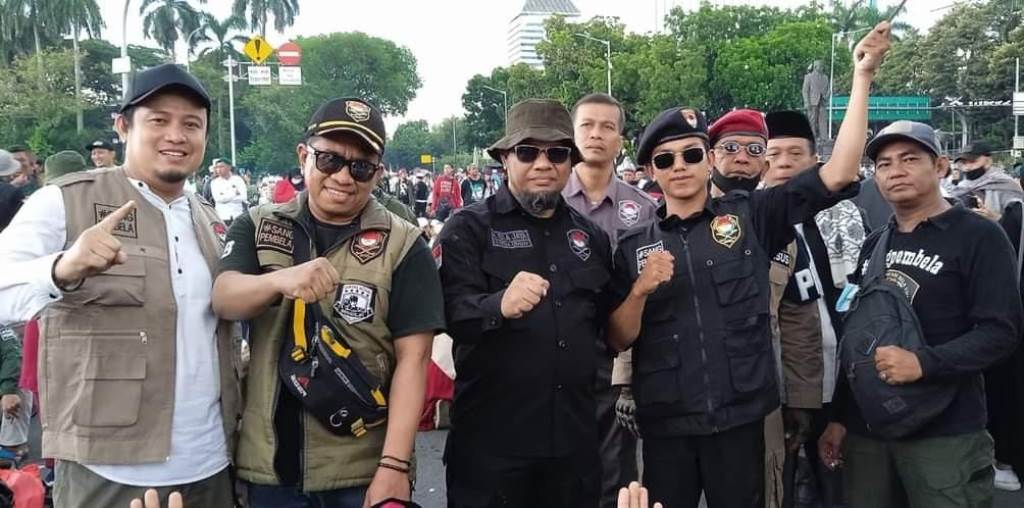 Massa Ormas Pengacara dan Jawara Bela Umat (Pejabat) dalam aksi unjuk rasa di Balai Kota, Jumat (8/12/2022) memprotes pencopotan Marullah Matali dari jabatan Sekda DKI Jakarta.