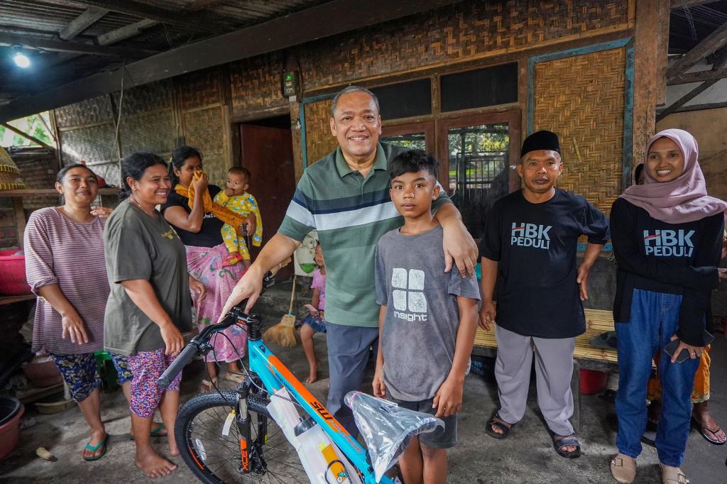 Anggota DPR RI Fraksi Gerindra H. Bambang Kristianto berikan hadiah sepeda kepada Jumadil dalam kegiatan resesnya di Lombok Timur, Kamis (22/12/2022).