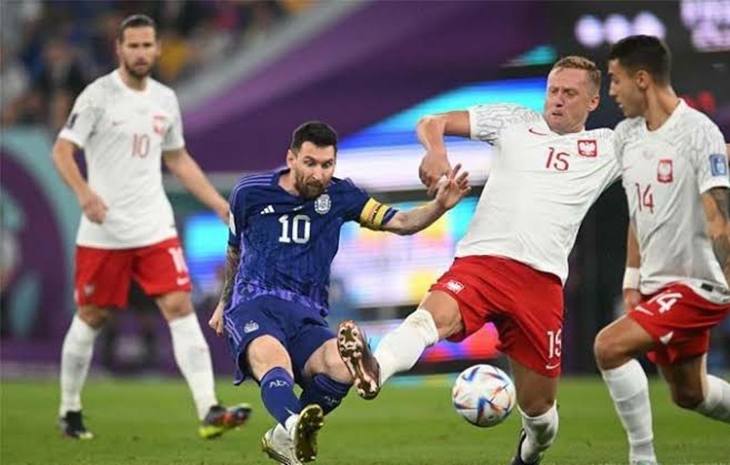 Lionel Messi berhadapan dengan pemain Polandia. 