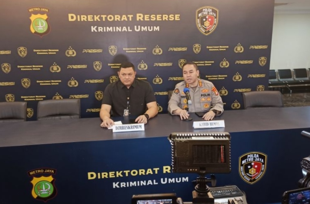 Direskrimum Polda Metro Jaya Kombes Pol Hengki Haryadi (kiri) bersama Kabid Humas Polda Metro Jaya Kombes Pol Trunoyudo Wisnu Andiko 