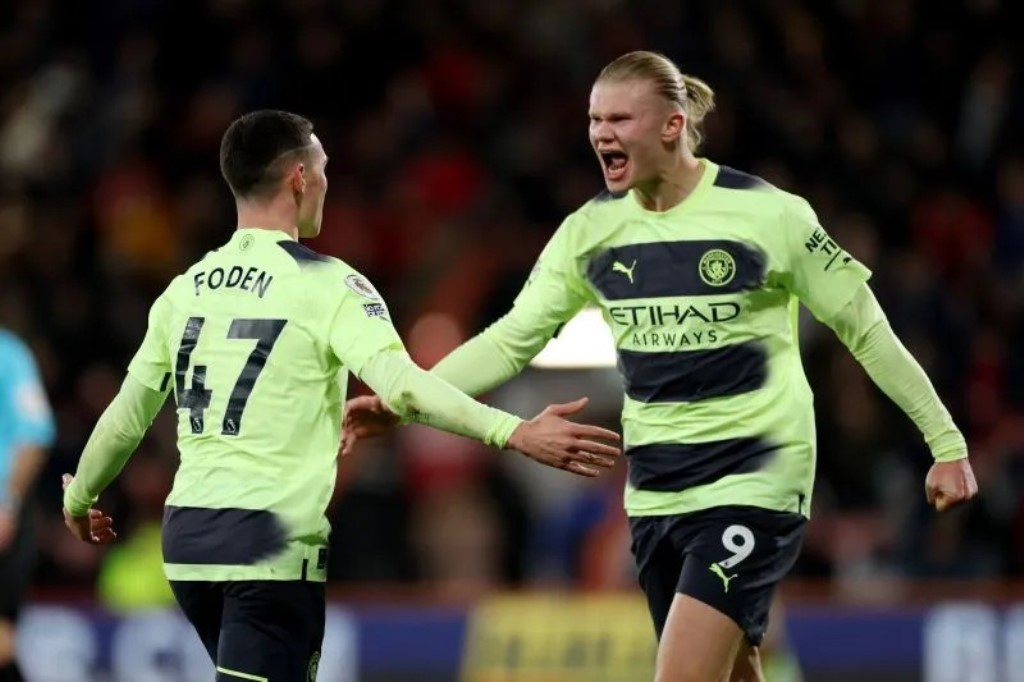 Selebrasi Phil Foden (kiri) dengan Erling Haaland