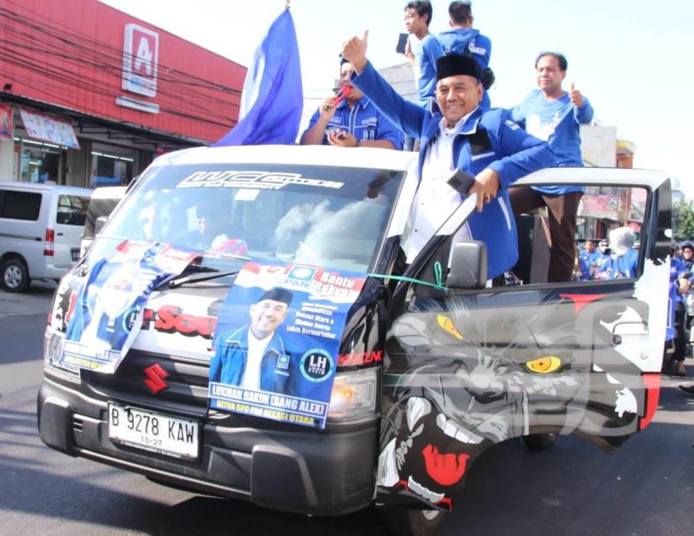 Bacaleg Lukman Hakim sedang menaiki mobil bak terbuka menyemangati ribuan pendukungnya yang mengawalnya mendaftar Bacaleg ke KPUD Kota Bekasi, Jum'at (12/5/2023).