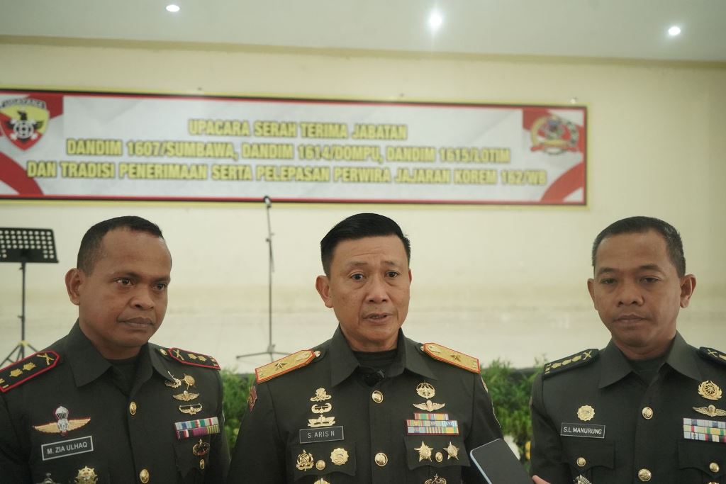 Komandan Korem 162/Wira Bhakti, yaitu Brigjen TNI Sudarwo Aris Nurcahyo, S.Sos., M.M, (tengah) saat wawancara dengan awak media