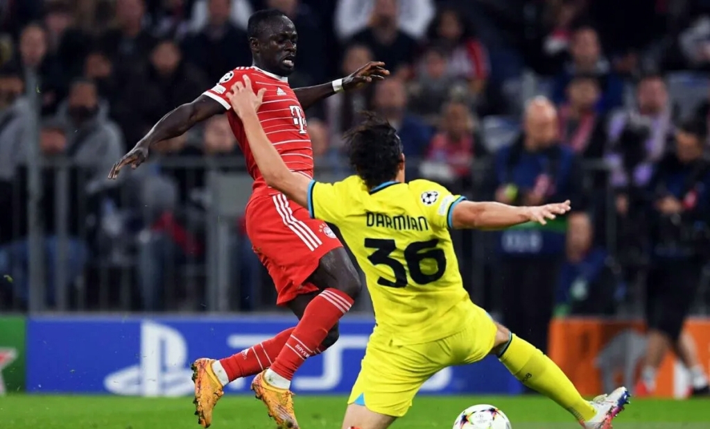 Arsip - Pesepak bola Bayern Munich Sadio Mane (kiri)