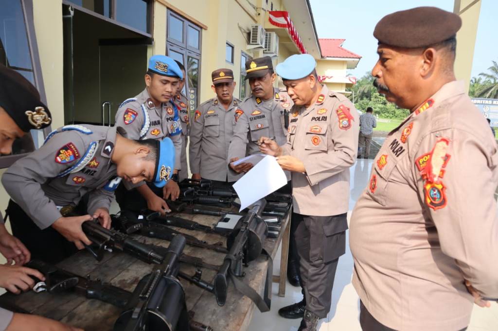 Pemeriksaan Senpi Dinas Polri dipimpin Langsung oleh Wakapolres Palas, Kompol Sugianto S.Pd, didampingi Kabag Ren Polres Palas, Kompol P. Simarmata dan Kasipropam Polres Palas Iptu G Harahap