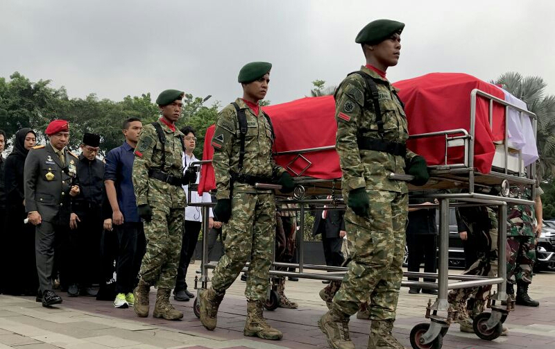 Iring-iringan peti jenazah Letjen TNI (Purn.) Doni Monardo di Taman Makam Pahlawan (TMP) Kalibata
