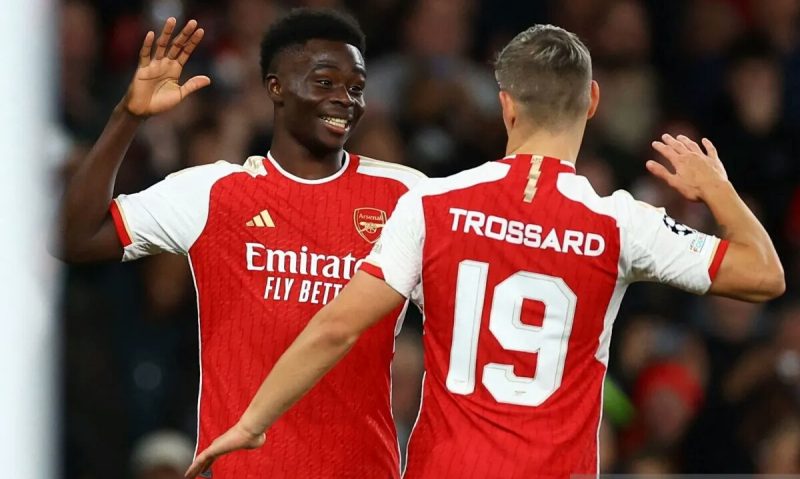Arsip foto - Pesepak bola Arsenal Bukayo Saka (kiri) berselebrasi dengan rekan setimnya Leandro Trossard