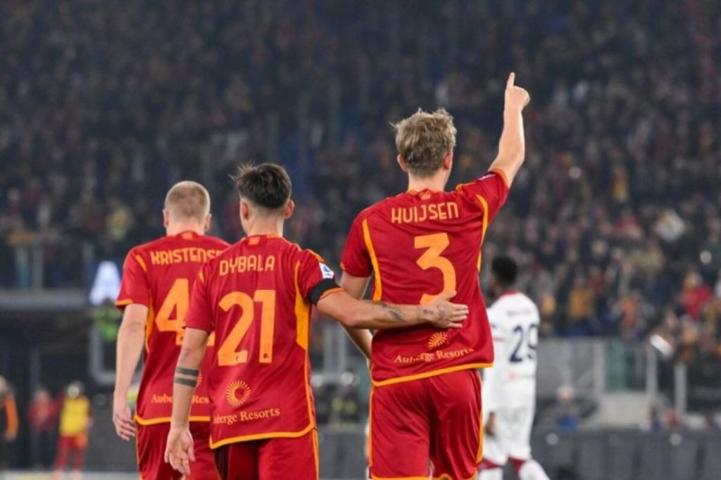 Selebrasi Dean Huijsen (kiri) setelah mencetak gol untuk AS Roma