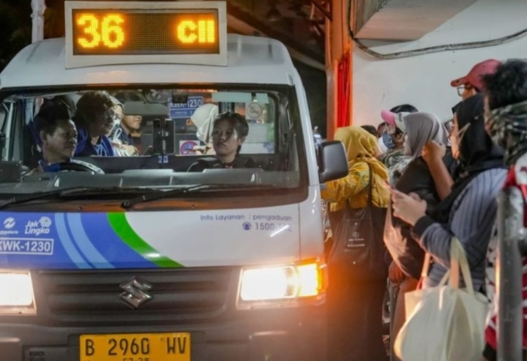 TransJakarta melakukan uji coba empat rute Mikrotrans yang beroperasi 24 jam
