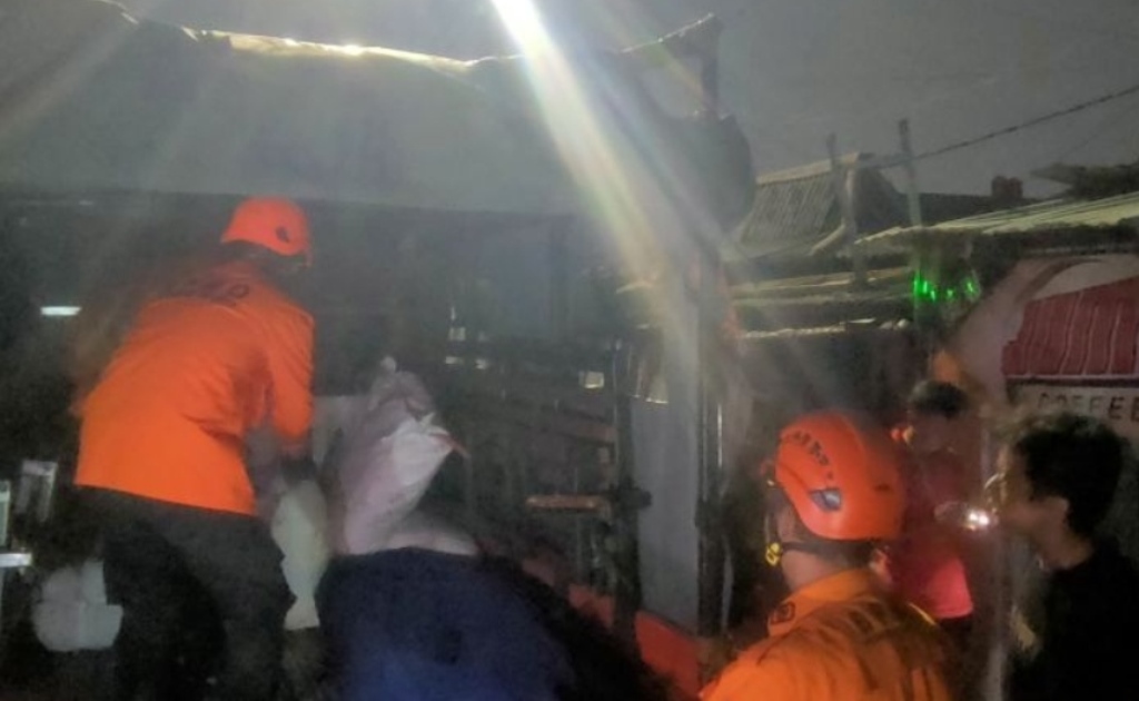 Bantuan logistik bagi korban kebakaran di Jalan Tomang Banjir Kamal RT/RW 02/11 Tomang, Grogol Petamburan