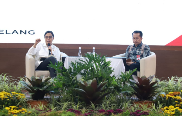 Menteri Keuangan Sri Mulyani saat memberikan pembekalan dalam retret kepala daerah di Akmil Magelang, Minggu (23/2/2025)