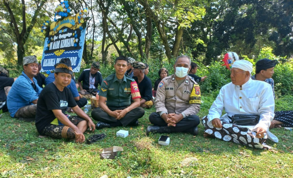 Bhabinkamtibmas Kelurahan Dayan Pekan, Polsek Ampenan, sedang bersambang ke rumah warga yang meninggal dunia serta mengawal prosesi Ngaben di Lingkungan Karang Ujung, Ampenan, Kota Mataram, Senin (3/3/2025).