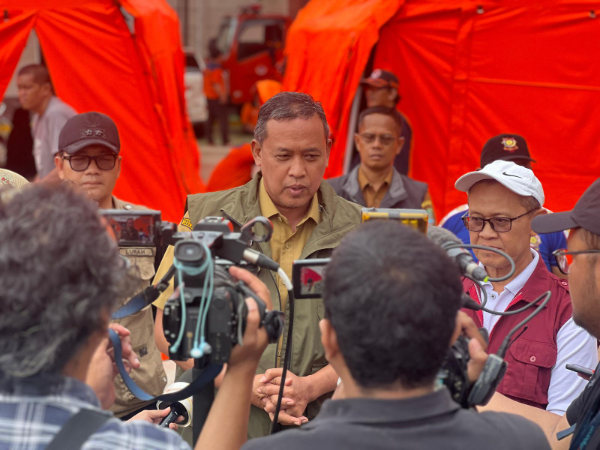 Wali Kota Bekasi Tri Adhianto sedang memberikan keterangan kepada wartawan saat meninjau lokasi banjir di Perumahan Pondok Gede Permai, Selasa (4/3/2025) / Poto Hamid.