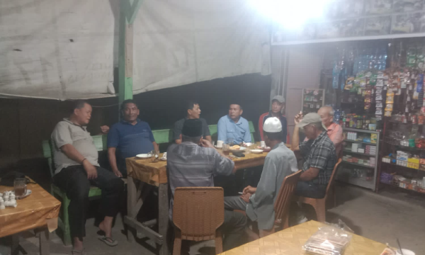 Terlihat Kasat Inteliam Polres Palas AKP Sahala Harahap, SH., Kasubsi Pennas Bripka Ginda K Pohan, Ketua Dilihan Natolu Palas Sahrun Hasibuan, saat ngopi bareng di Warung Siti, Sabtu malam (8/3/2025).