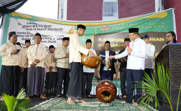 Asisten Kesra (Askera) Pemkot Jakarta Barat Amin Haji tampak sedang membuka Kampung Ramadhan 2025, Sabtu (8/3/2025).