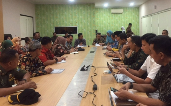 Wakil Wali Kota Abdul Harris Bobihoe sedang memberikan arahan terkait persiapan penyelenggaraan Porprov Jabar 2026, Kamis (13/3/2025)