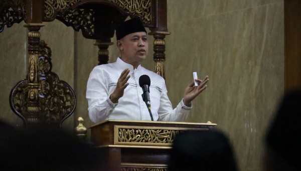 Wali Kota Bekasi Tri Adhianto saat memberikan sambutan dalam Taraweh Keliling di Masjid An-Nur Rawalumbu, Selasa malam (18/3/2025).