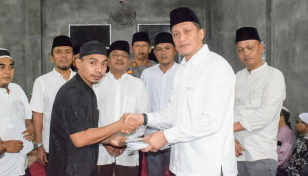 Wakil Bupati Padang Lawas H. Achmad Fauzan Nasution, S.H.I., M.Pd.i, saat serahkan santunan kepada anak yatim dan pemberian bantuan asnaf fisabilillah. (And)