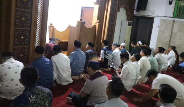Wali Kota Bekasi, Tri Adhianto tampak khusyuk  melaksanakan sholat taraweh malam ke 26 Ramadhan di Masjid Al-Amir di Lingkungan Pemkot Bekasi, Selasa malam (25/3/2025).