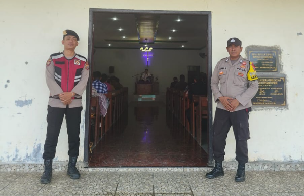 Dua Personil Pos Pam 1 Barteng Bripka Azmi Syaputra dan Bripda Niko Napitupulu saat mengamankan ibadah gereja HKBP Ressort Sipirok kecamatan Barumun Tengah, kabupaten Palas, Minggu (6/4/2025) Ist/And