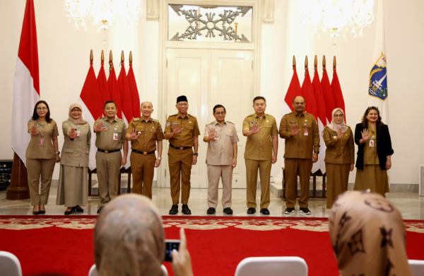 Poto bersama usai penandatanganan kerjasama antara Pemprov DKI Jakarta dengan Pemprov Lampung, Selasa (15/4/2025)
