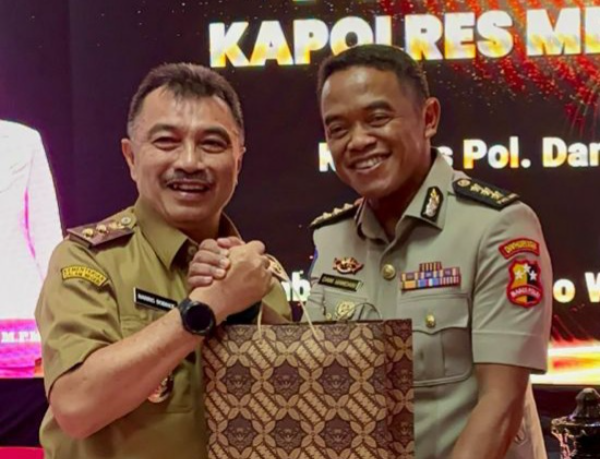 Wakil Wali Kota Bekasi Abdul Haris Bobihoe bersama Kapolres Metro Bekasi Kota Kombes Pol Dani Hamdani di acara pisah sambut Kapolres, Selasa (15/4/2025)