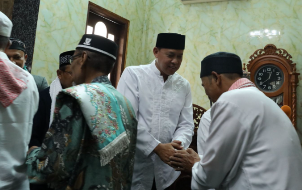 Wali Kota Bekasi Tri Adhianto bersalaman dengan jamaah usai sholat jumat di Masjid Al Ikhlas Margamulya, Jumat (25/4/2015)