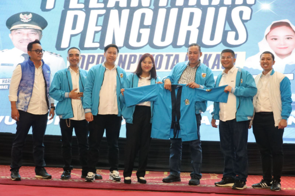Wakil Gubernur Jawa Barat, H. Erwan Setiawan dan Wali Kota Bekasi, Tri Adhianto bersama Ketua DPD KNPI Kota Bekasi Adelia Siddik dan pemgurus  saat pelantikan.