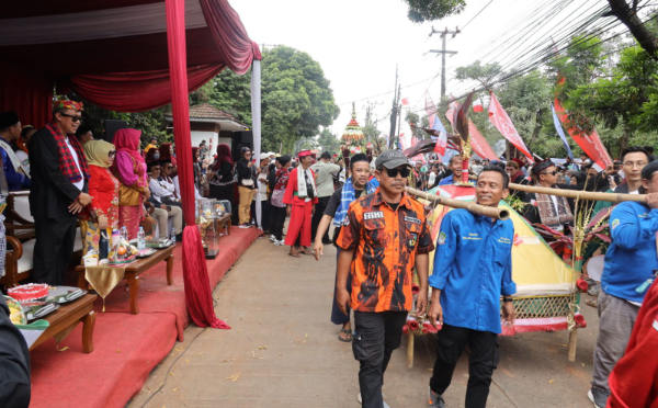 Para Peserta tampak antusias mengikuti Festival Adu Bedug dan Dondang di Kecamatan Mustika Jaya dengan  menampilkan kreativitas mereka.