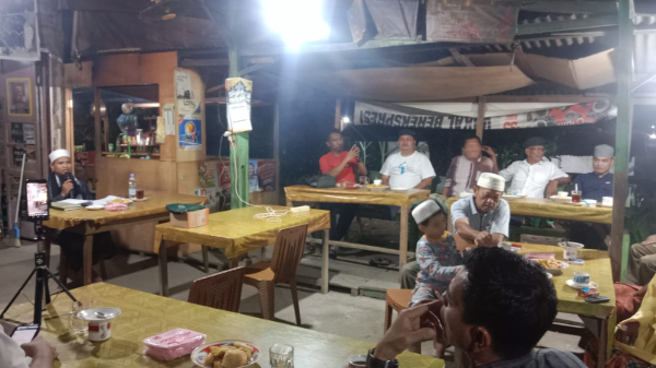 Ps Kasat Resnarkoba Polres Palas, Iptu Parlin Azhar Harahap, SH, MH, Ps dan Kasubsi Penmas Bripka Ginda K Pohan, dan Bripka Ridho Ginting  saat menghadiri pengajian MajelisTaklim IKADI  di Warkop Siti (And)