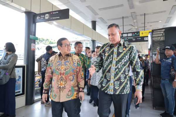 Wali Kota Bekasi Tri Adhianto sedang berbincang dengan Gubernur DKI Jakarta Pramono Anung saat peresmian rute baru TransJabodetabek Vida Bekasi – Cawang, Kamis (15/5/2025).
