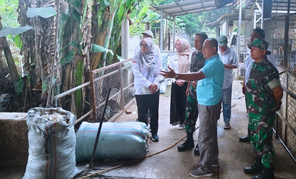 Dandim 0507/Bekasi Letkol Arm Krisrantau saat tinjau pengolahan serta pemilahan sampah  oleh DLH Kota Bekasi di Pojok Reduce Reuse Recycle (3R) Kelurahan Jatisari Kecamatan Jatiasih.