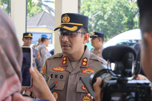 Kapolres Lombok Tengah, AKBP Eko Yusmiarto saat memberikan keterangan kepada awak media terkait pemanggilan Pasutri yang nikah dibawah umur.