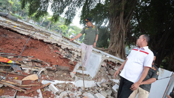 Wali Kota Bekasi Tri Adhianto saat meninjau pembongkaran Bangunan Liar di pinggir kali Kawasan UNISMA Bekasi.