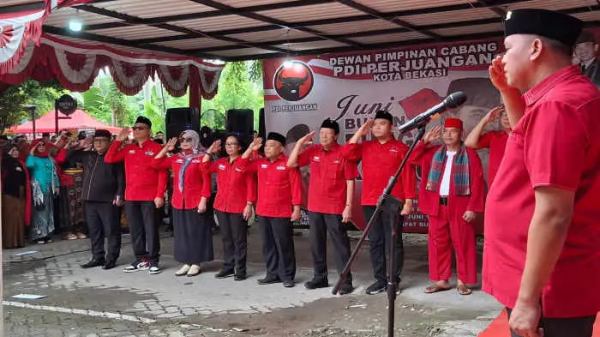 Ketua DPC PDIP Kota Bekasi Tri Adhianto saat memimpin upacara peringatan Hari Lahir Pancasila yang dikemas dengan Bulan Bung Karno.