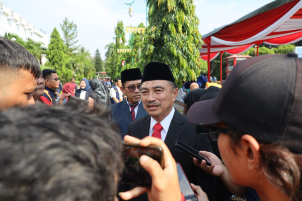 Wakil Wali Kota Bekasi Abdul Haris Bobihoe saat memberikan keterangan kepada awak media usai memimpin Peringatan Hari Lahir Pancasila di Plaza Pemkot Bekasi, Senin (2/6/2025).