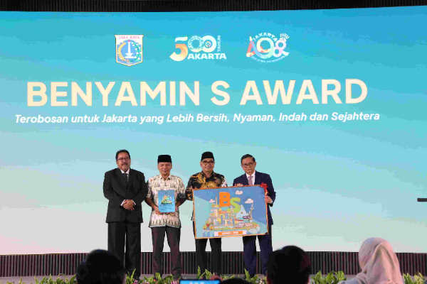 Gubernur DKI Jakarta, Pramono Anung, bersama Wakil Gubernur Rano Karno  saat meluncurkan Benyamin S. Award di Balai Kota Jakarta, Selasa (3/6/2025).