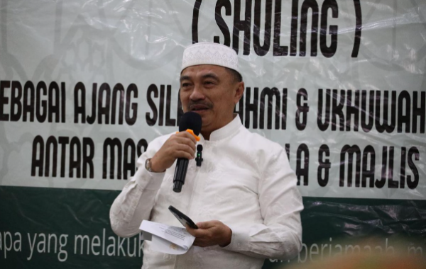 Wakil Wali Kota Bekasi Abdul Harris Bobihoe  saat menyampaikan sambutan hadir dalam kegiatan Gerakan Sholat Shubuh Keliling di Masjid Al Ikhwan, Durenjaya, Bekasi Timur.