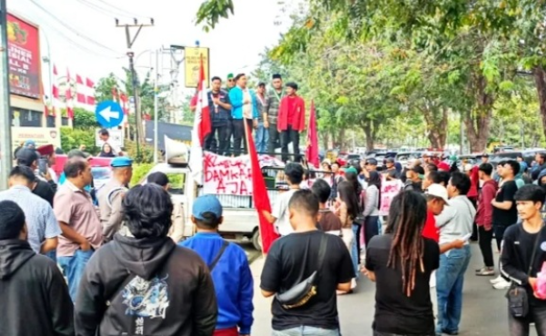 Ratusan massa gelar unjuk rasa di depan Mapolres Bekasi Kota menuntut pembebasan Budi Somasi dan anggota Linmas Firman yang ditangkap karena menangkap pelaku Asusila  anak dibawah umur, Kamis (17/7/2025).