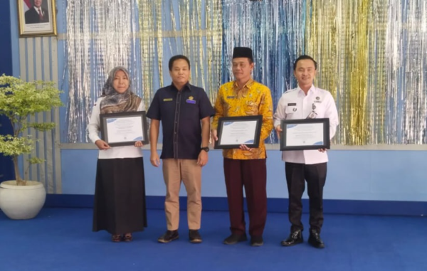 KPPN Pati sedang menyerahkan penghargaan  salah satunya kepada kepada Lapas Kelas IIB Pati yang berhasil meraih Satuan Kerja Terbaik III