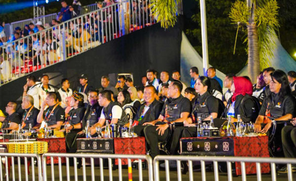 Deretan pejabat tinggi negara, antara lain Menko Infrastruktur dan Pembangunan, Agus Harimurti Yudhoyono; Menteri Ekonomi Kreatif Teuku Riefky Harsya; Wamenpora Taufik Hidayat, Wamendagri Bima Arya, dan Gubernur NTB Dr. H. Lalu Muhamad Iqbal bersama Wakil Gubernur Hj. Indah Damayanti Putri saat hadiri Pembukaan FORNAS) VIII Tahun 2025, Sabtu malam (26/7/2025) 