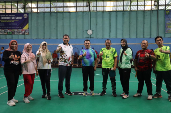 Wakil Wali Kota Bekasi Abdul Harris Bobihoe saat membuka secara resmi Turnamen Bulu Tangkis Antar Kelurahan dan UPTD se Mustika Jaya, di GOR Bulu Tangkis Mustika Jaya.