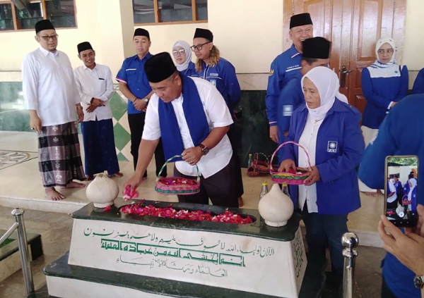 Ketua DPC PAN Bekasi Utara Lukman Hakim  saat ziarah ke makam KH. Noer Alie bersama pengurus DPD PAN Kota Bekasi dalam rangka memperingati Harlah PAN Ke 27, Sabtu (23/8/2025).