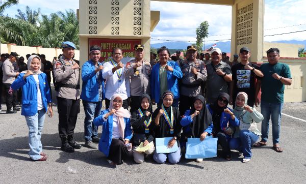 Mahasiswa PMII Kabupaten Palas berpoto bersama usai sampaikan orasinya di depan Mapolres Palas. (And)