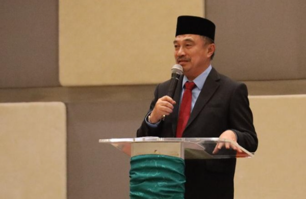 Wakil Wali Kota Bekasi Abdul Harris Bobihoe saat sambutan dalam acara Wisuda Sarjana Strata-1 ke XXXVI Sekolah Tinggi Ilmu Tarbiyah INSIDA di Ballroom Harris Summarecon Bekasi, Minggu (7/9/2025).