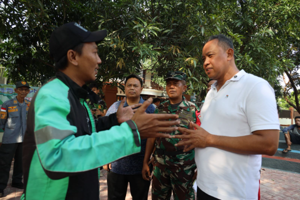 Wali Kota Bekasi Tri Adhianto saat berdialog dengan salah seorang pengemudi ojek online